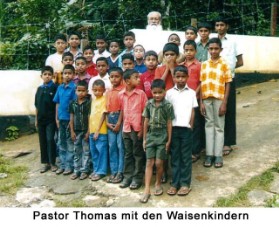 Pastor Thomas mit seinen Waisenkindern